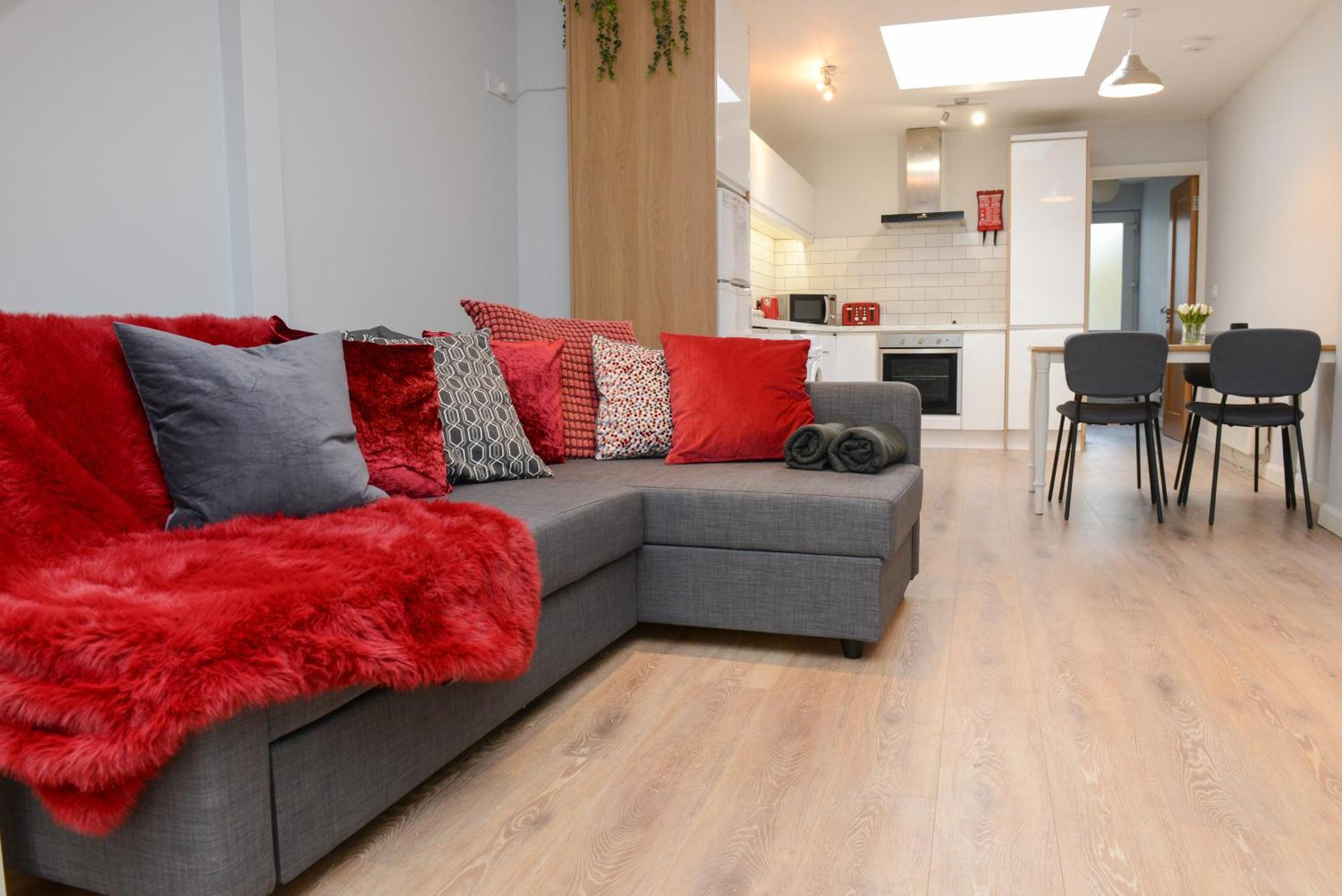 The Red Keep Fab Location - Two Bed - Two Bathrooms -Townhouse غالواي المظهر الخارجي الصورة